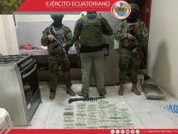 https://ejercitoecuatoriano.mil.ec/index.php/projects/noticias/ejercito-ecuatoriano-decomiso-presunto-dinero-falso-y-armamento-en-el-carmen